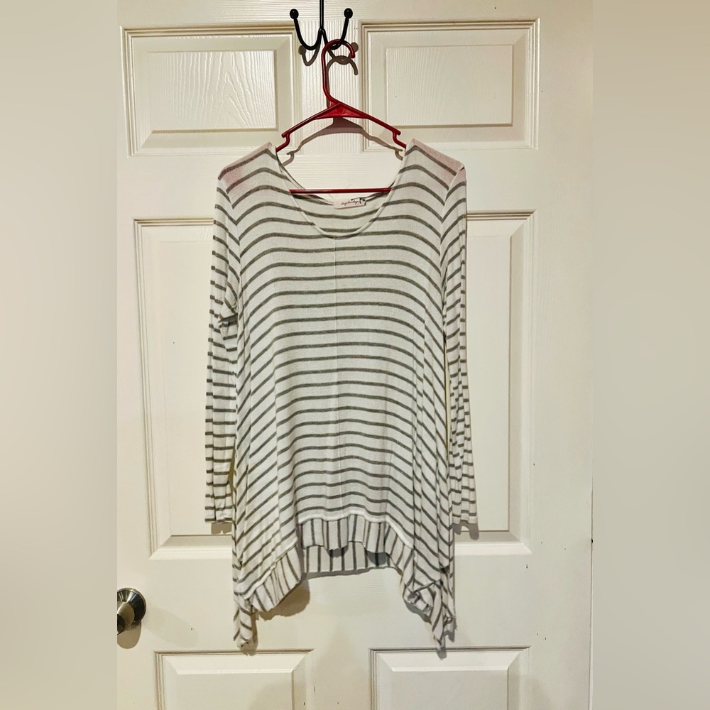 Boho grey and white striped top Fits small and medium, missing size tag